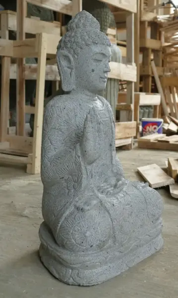 Artikelbild 3 des Artikels “Sitzender Buddha aus Flussstein in Abhaya-Position - Geste der Furchtlosigkeit, H.60 cm. Unikat “